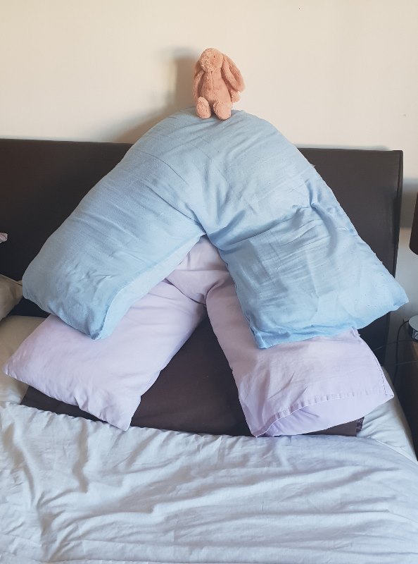 V-Shaped-Pillows